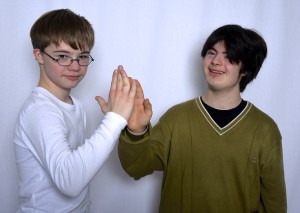 zwei coole Jungs geben sich ein "High five"