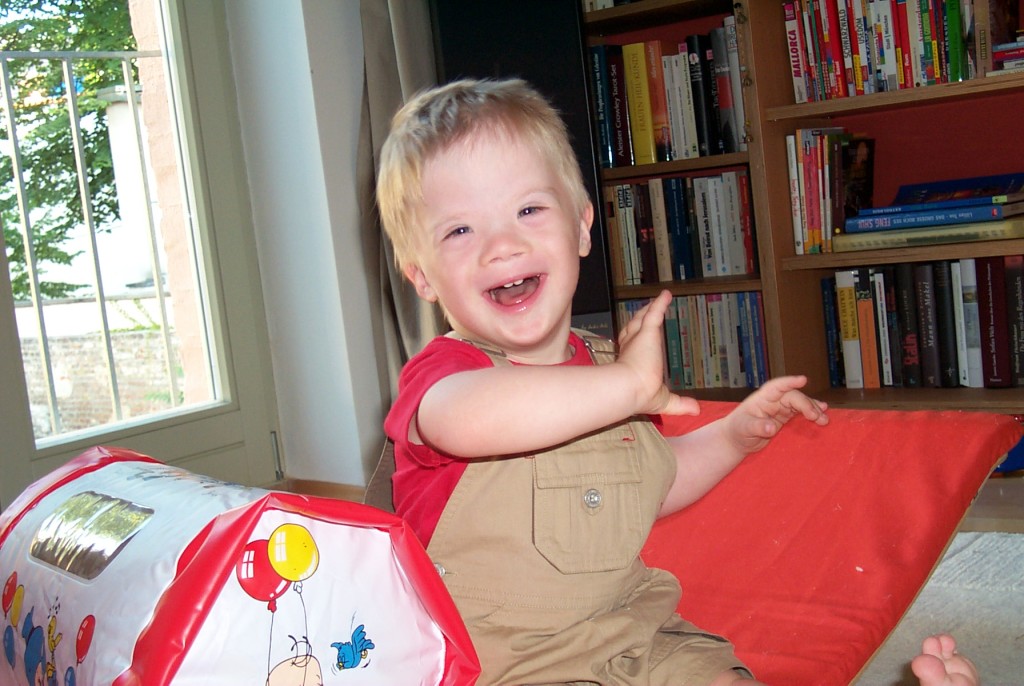lachender zweijähriger Junge