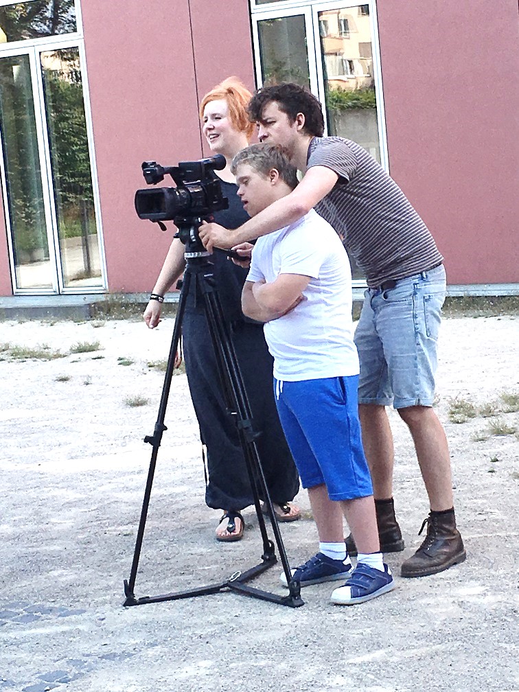 ein Junge hilft an der Kamera beim Musikvideodreh