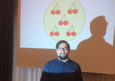 Foto von Herrn Dr. Torben Rieckmann bei einem Vortrag zum Thema "Mathematiklernen bei Menschen mit Downsyndrom"