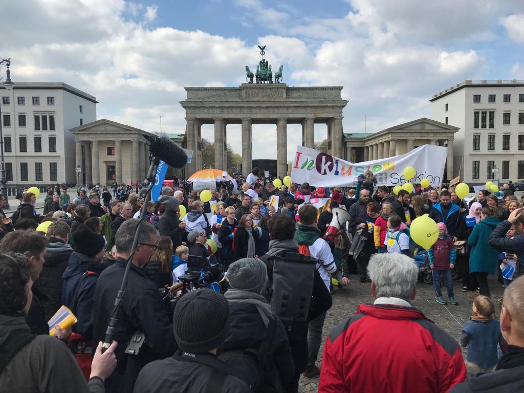 Demonstranten vor dem Brandenburger Tor