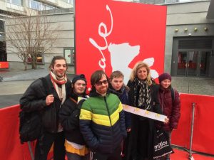 Eine Gruppe Jugndlicher, mit und ohne Downsyndrom, vor einem Plakat der Berlinale