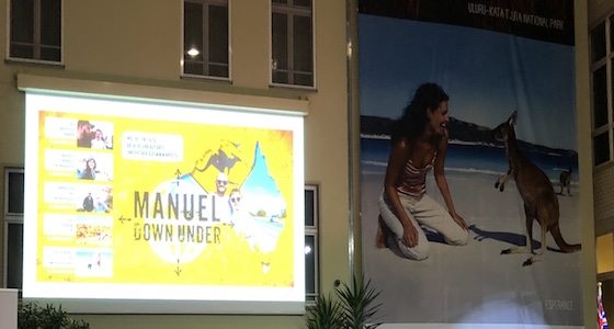 Das Filmplakat "Manuel down under" an einer Hausfassade